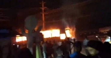 মতলবে স্ট্যান্ডে থাকা তিন বাসে আগুন দিয়েছে দুর্বৃত্তরা