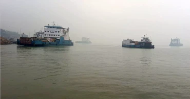 কুয়াশার দাপটে আড়াই ঘণ্টা বন্ধ থাকার পর ফেরি চলাচল স্বাভাবিক