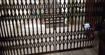 উপাচার্যকে ভেতরে রেখে ভবনে তালা চুয়েট শিক্ষার্থীদের