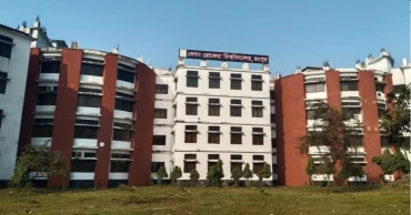 বেরোবিতে প্রভোস্ট ছাড়া হল, খাবারে বড় পোকা পাওয়ায় ক্ষুব্ধ শিক্ষার্থীরা