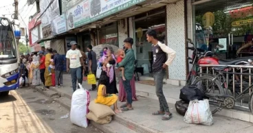 শ্রমিকদের বেতন বৃদ্ধির দাবিতে রাজশাহী থেকে ঢাকাগামী বাস চলাচল বন্ধ