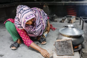 গ্যাস সংকট অব্যাহত, রান্না করতে হিমশিম খাচ্ছে ঢাকার পরিবারগুলো