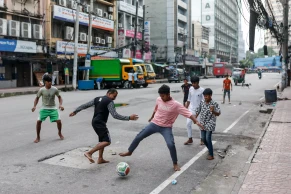 সাপ্তাহিক ছুটিতে দিলকুশার রাস্তায় ক্রিকেট-ফুটবলের উচ্ছ্বাস