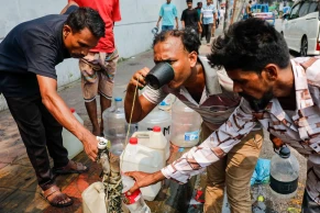 অসহনীয় গরমে বিশুদ্ধ পানির লাইনে স্বস্তির খোঁজ