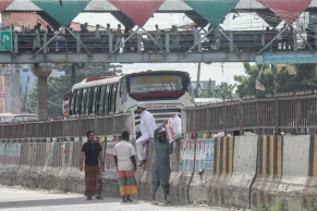 ঝুঁকি নিয়ে মহাসড়ক পারাপার