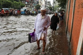প্রবল বৃষ্টিতে ঢাকার সড়কে জলাবদ্ধতা, দুর্ভোগে যাত্রীরা
