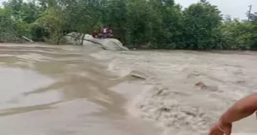 Tidal waters inundate low-lying areas as embankment collapses in Khulna