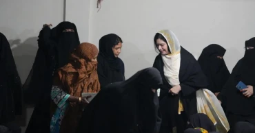 Zubaida, Zaima take iftar with orphan students