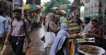 Footpaths overrun by hawkers, Shahbagh pedestrians forced onto busy road