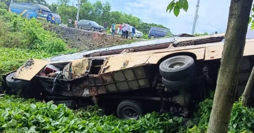 8 hurt as bus overturns in Cumilla