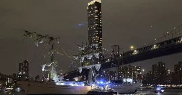 Mexican navy tall ship collides with Brooklyn Bridge, masts broken, crew injured