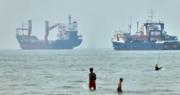 Cargo ship reports being hit in Strait of Hormuz as US, Iran differ over talks