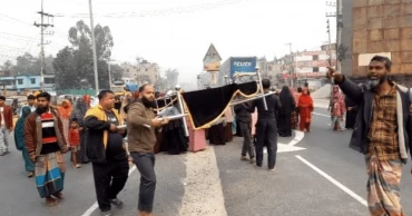 Protesters demand traffic police deployment at Bogura highway with body of housewife killed in crash