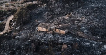 Firefighters battle deadly wildfire in southern Spain