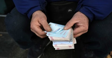 Iran's currency hits record low against dollar amid tensions