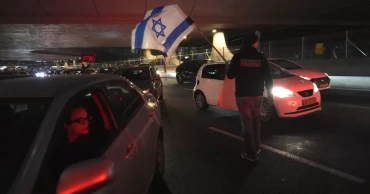 Hamas' threat to delay the next release of Israeli hostages raises fears for Gaza ceasefire