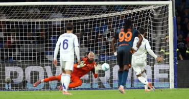 Newcomers Como hold champions Napoli as top spot shaken