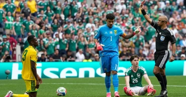 3 red cards mar Mexico-South Africa World Cup opener