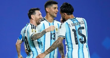 Messi's first World Cup hat trick powers Argentina to 3-0 win over Algeria