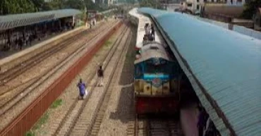 Derailment at Kamalapur rail station halts  rail links with Dhaka for 3 hrs