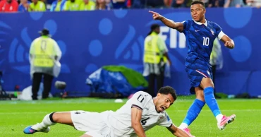 Mbappé scores twice to tie for second-most World Cup goals as France advance