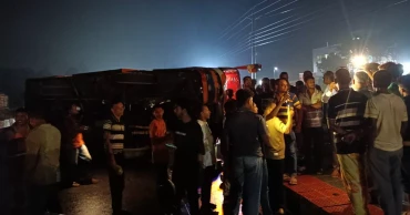 20 hurt as bus overturns in Narail