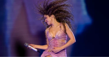 Shakira resumes world tour after illness