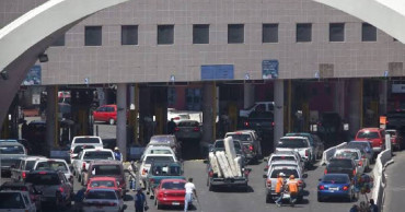 Asylum seekers jam US border crossings to evade Trump policy