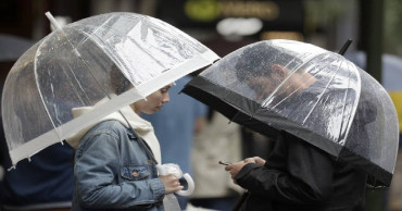 Heavy rain, floods lash eastern Australia, help with fires