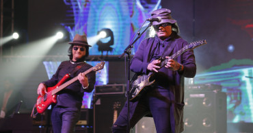 Miles enthralls fans in 40th anniversary concert