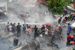 Fire at Mohakhali’s Saat Tola slum brought under control