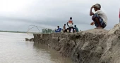 চোখের সামনেই নদীগর্ভে বিলীন বসতবাড়ি, অসহায় তিস্তাপাড়ের মানুষ