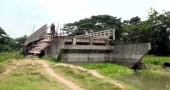 পাঁচ বছরেও শেষ হয়নি সেতুর কাজ, দুর্ভোগে পটুয়াখালীর আট গ্রামের ১০ হাজার মানুষ