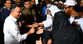 PM meets students after busy day, encourages them to become worthy citizens