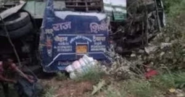 25 dead after bus crashes and catches fire in western India