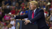 At rally, Trump laces into Democrats but avoids race