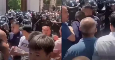 Crowd in China clashes with police over plans to demolish mosque
