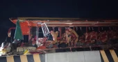 3 dead as bus crashes into broken-down truck in Munshiganj