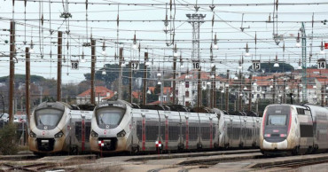 Traffic jams choke Paris as pension strikes hobble trains