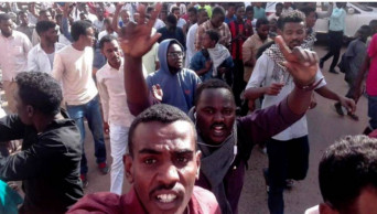 Clashes erupt as Sudanese march on presidential palace