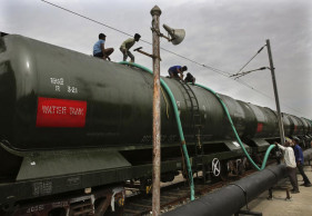 Parched manufacturing city in India brings in water by rail