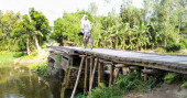 Monirampur villagers suffer for want of concrete bridge