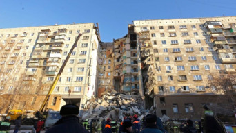Russia: 4 die in building collapse; searchers race weather