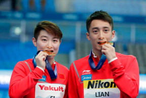 Favorites China win 10-meter mixed synchro diving at worlds