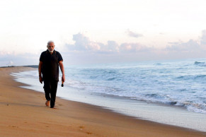 Indian Prime Minister Modi picks up trash from beach