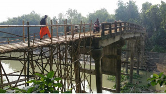 Thousands suffer as Nalora Bridge in Manikganj left unrepaired  