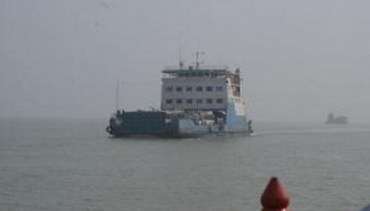 Strong current disrupts ferry services on Padma