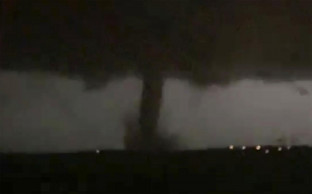 Tornado rips through Dallas; 1 dead in Arkansas amid storms