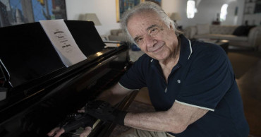 Brazilian piano legend plays again thanks to 'magic' gloves