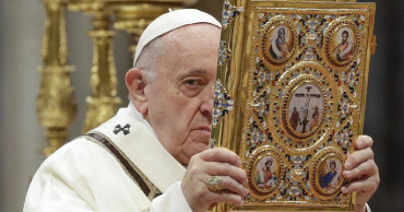 Pope: Reject "god of money," focus on serving others